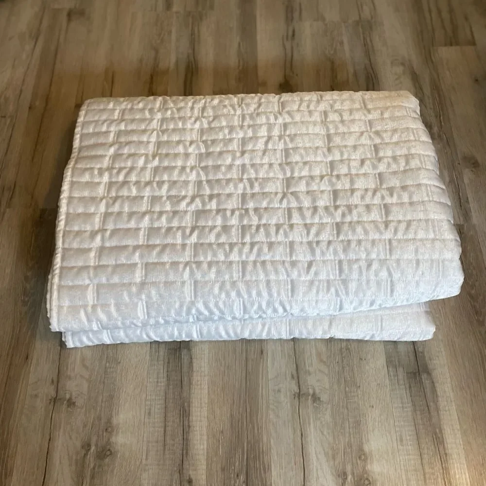 Hotel Collection Brick Blocked Design Shimmer Comforter Quilt size Queen